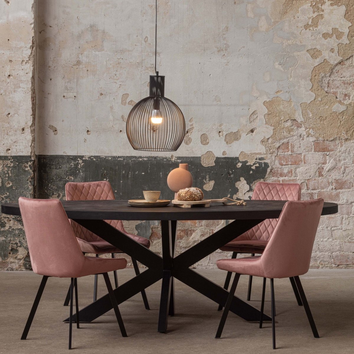 Jedálenský stôl z mangového dreva Tulsa Black 160×90 cm oválny Mahom